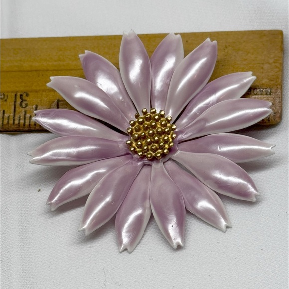 Large Lavender Daisy Brooch Vintage 1960s Excellent Condition - Picture 2 of 4